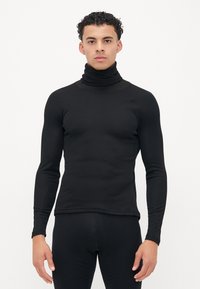 Sort turtleneck skjorte med lange ærmer, lavet af glat stof. Tætsiddende design med flade sømme. Ensartet tekstur, uden mønstre eller accenter.
