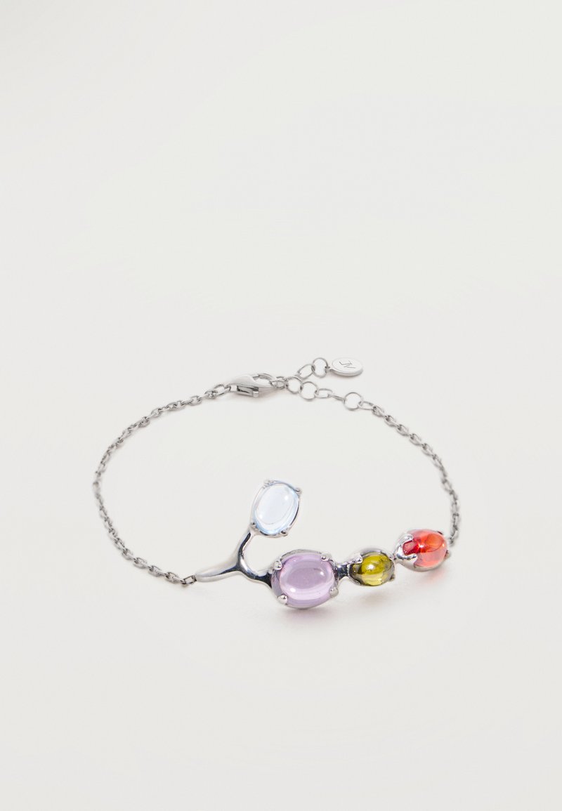 Bracciale con catena d'argento e quattro pietre ovali in vetro di colore azzurro chiaro, viola, giallo e rosso, disposte su un supporto d'argento ramificato.