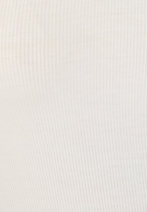 Primer plano de textura de tela blanca acanalada con líneas verticales que crean un patrón de rayas sutil.