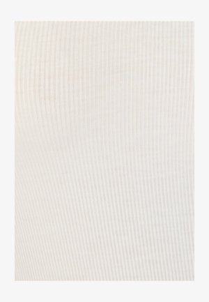 Primer plano de textura de tela blanca acanalada con líneas verticales que crean un patrón de rayas sutil.