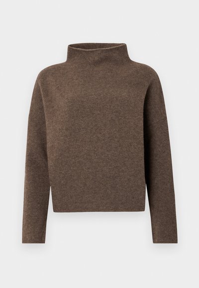Brun, kortermet genser med høy, brettbar hals, lange ermer og et mykt, teksturert stoff. Minimalistisk design uten synlig maskinvare.