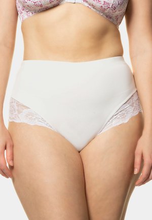 Frau trägt weiße Unterwäsche mit hoher Taille und Spitzeneinsätzen sowie einen pinken BH mit floralem Muster, gezeigt von der Taille bis zur Mitte des Oberschenkels.