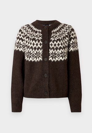 Cardigan maro tricotat cu un model geometric alb pe yoke, gât rotund și cinci nasturi negri pe partea din față. Textură moale.