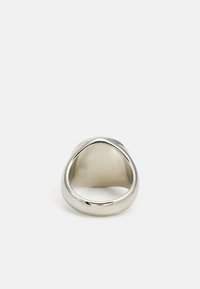 Sølvring med en glatt, rund design. Polert overflate, ingen mønstre eller utsmykninger, som viser en enkel, moderne estetikk.