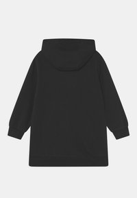 Černá mikina s kapucí a dlouhými rukávy, s hladkým povrchem, klokankovou kapsou a žebrovanými manžetami a lemem. Pohled zezadu.