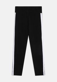 Schwarze Leggings mit breitem Bund und weißen vertikalen Streifen, die entlang der Außenseiten jedes Beins verlaufen.