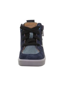 Granatowe zamszowe buty wysokie z czarnymi sznurowadłami, jasnoniebieskimi akcentami i zamkiem błyskawicznym po boku. Posiadają szare gumowe podeszwy i brązowe skórzane wykończenie przy kołnierzu.