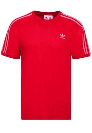 Rotes Baumwoll-T-Shirt mit kurzen Ärmeln, Rundhalsausschnitt, drei weißen Streifen auf jeder Schulter und einem kleinen weißen Logo auf der Brust.