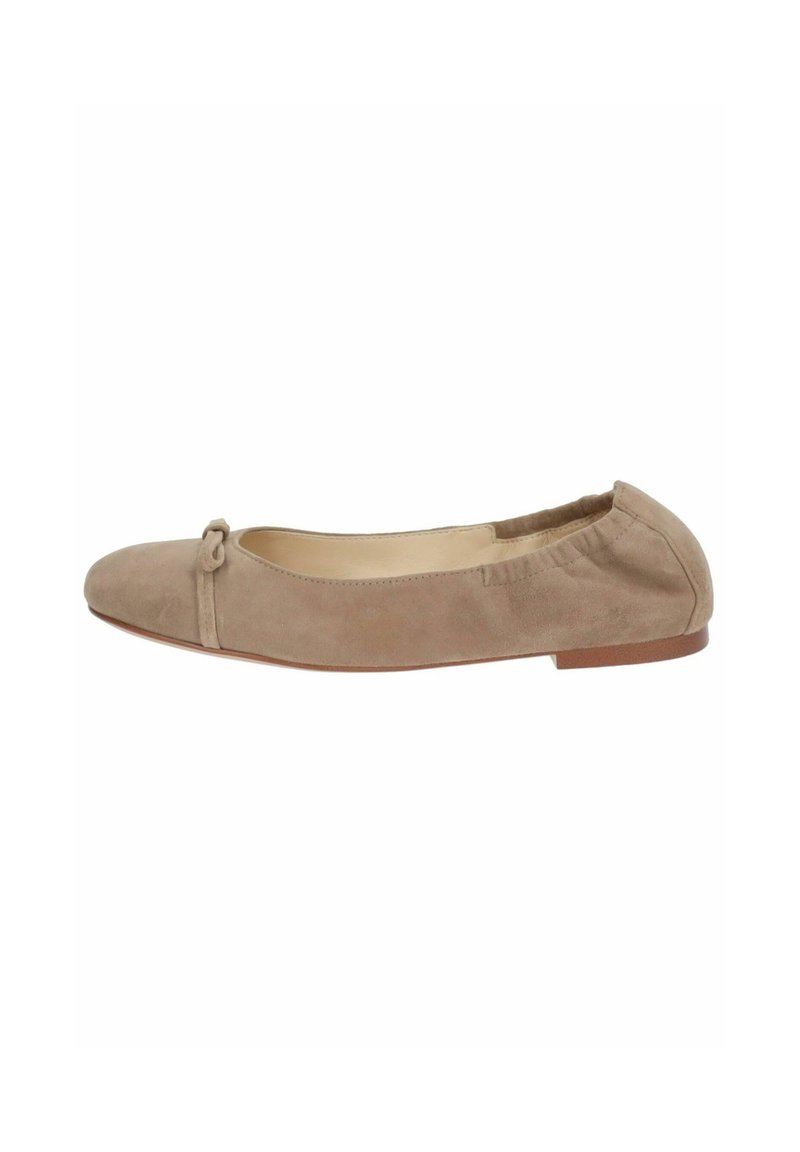 Ballerine in suede beige con punta tonda, fiocco decorativo sul davanti e suola bassa e piatta. Texture liscia con un design semplice.