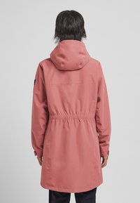 Roze waterdichte jas met een verstelbare capuchon en elastische taille. Lange mouwen en manchetten met knoopaccenten, gladde textuur.
