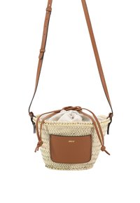 Geflochtene Strohtasche mit braunem Lederboden, verstellbarem Tragegurt, Kordelzugverschluss und einer Fronttasche mit goldfarbener Logo-Applikation.