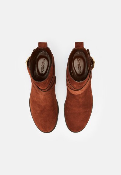 See by Chloé LYNA - Botins - cognac