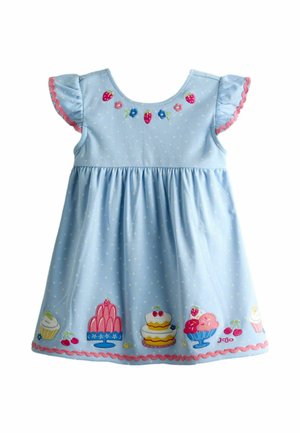 Lichtblauw peuterjurkje met witte stippen, roze gerimpelde mouwen en geborduurde desserts, aardbeien en bloemen op de halslijn en zoom.
