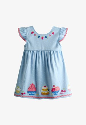 Világoskék kislányruha fehér pöttyökkel, rózsaszín fodros ujjakkal és hímzett desszertekkel, eprekkel és virágokkal a nyakkivágáson és az alján.