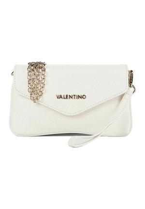 Kleine weiße Valentino Clutch mit goldener Kettenriemen, Handgelenksschlaufe und Klappverschluss mit goldenen Logolettern.