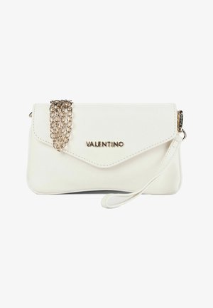 Kleine weiße Valentino Clutch mit goldener Kettenriemen, Handgelenksschlaufe und Klappverschluss mit goldenen Logolettern.