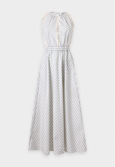 Robe longue sans manches avec des rayures diagonales bleu clair et blanc, bordure en dentelle le long de l'encolure avant et taille cintrée.