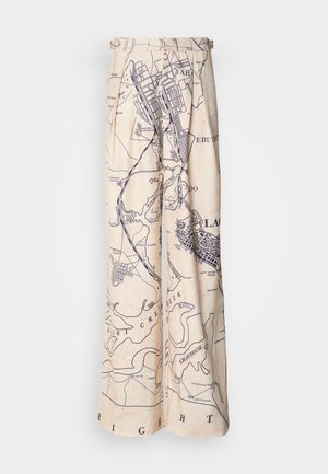 Weite Hosen mit einem Kartenprint in Marineblau auf einem beigen Hintergrund, mit Falten an der Taille und einem lockeren Schnitt.