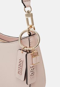 Guess NOELLE TOP ZIP SHOULDER BAG - Kézitáska - hellrose