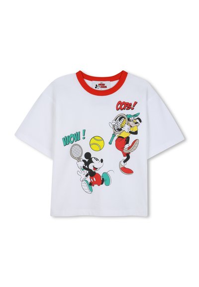 T-shirt blanc avec col rouge représentant Mickey et Dingo jouant au tennis avec des raquettes, une balle jaune, et les textes "WOW !" et "OOPS !".
