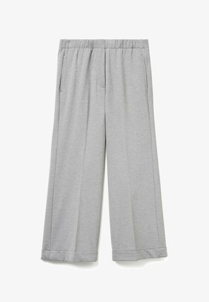 Pantalones deportivos grises de pierna ancha con cintura elástica, bolsillos laterales y dobladillos rectos. Tela suave con textura lisa. Diseño casual.