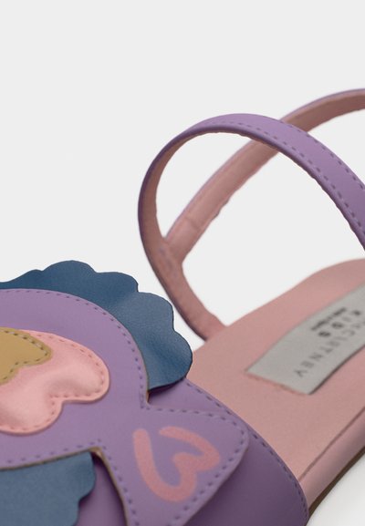 Μωβ σανδάλι με στρωματοποιημένο λουλουδάτο σχέδιο, που διαθέτει ροζ, μπλε και καφέ αποχρώσεις, συνθετικό υλικό και επίπεδη σόλα με λουράκι με αγκράφα.