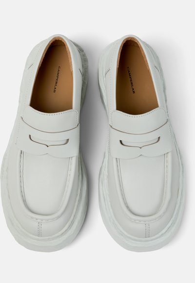Mocassini slip-on in pelle bianca con suole spesse e testurizzate e dettaglio a fascia sulla parte superiore, con marchio CamperLab all'interno.