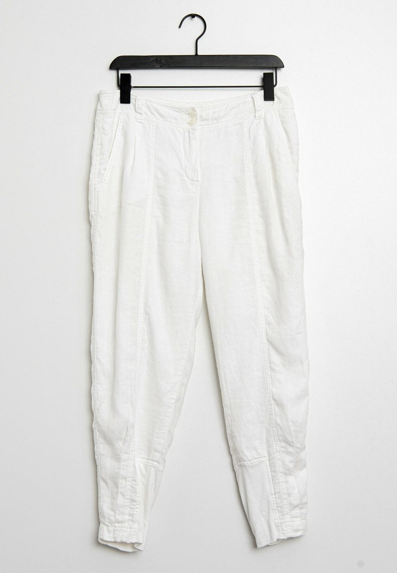 Vita linnebyxor med smal passform, sidofickor, knappstängning och elastiska ärmslut. Slät textur med sydda detaljer längs sömmarna.