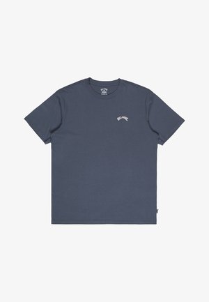 Dunkelblaues Baumwoll-T-Shirt mit kurzen Ärmeln, rundem Ausschnitt und einem kleinen weißen Logo, das über der linken Brustfläche gedruckt ist.