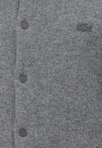Lacoste Kardigán - pitch chine