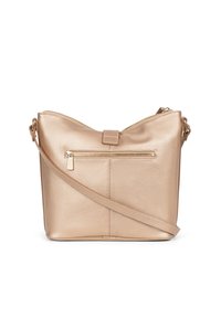 Borsa a spalla in pelle beige metallica con zip, tasca frontale e tracolla regolabile. Texture liscia, design minimalista.