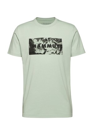 Lichtgroene katoenen t-shirt met een ronde hals. Voorzien van een gedurfde zwarte "MAMMUT" logo op een rechthoekige grafische print in het midden. Korte mouwen.