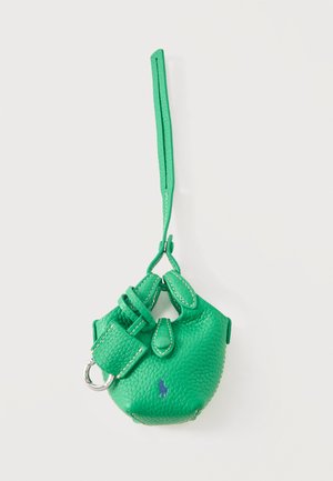 Kleine groene textuurleren polstasje met riem, zilveren sluiting, gestikte details en donker logo aan de voorkant tegen een witte achtergrond.