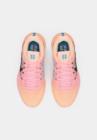 Ροζ αθλητικά παπούτσια με πλέγμα επάνω μέρος, αντίθετες μαύρες λεπτομέρειες και μπλε λογότυπο, με μαλακή σόλα και κορδόνια.