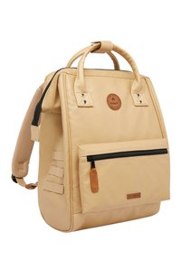 Zaino marrone chiaro con design strutturato, dotato di una maniglia superiore, spallacci regolabili, tasca frontale con zip e dettagli in pelle. Tessuto texturizzato.