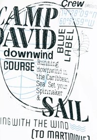 Tessuto bianco con testo nero e blu. I disegni includono icone di vela, coordinate e frasi come "CAMP DAVID" e "SAIL."