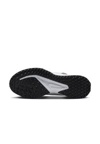 Talpa din cauciuc negru cu un model de profil pătras și o secțiune intermediară albă cu un element de design în formă de swoosh.