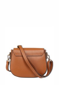 Braune Leder-Crossbody-Tasche mit Klappenverschluss und verstellbarem Tragegurt mit goldfarbener Metallbeschlägen auf weißem Hintergrund.