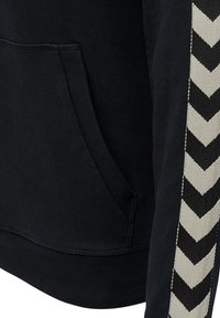 Felpa nera con tasca a marsupio, caratterizzata da un motivo tessuto testurizzato in chevron bianco e nero lungo le maniche.