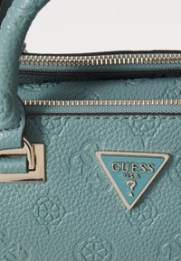 Guess CRESIDIA STATUS SATCHEL - Bolso de mano - teal