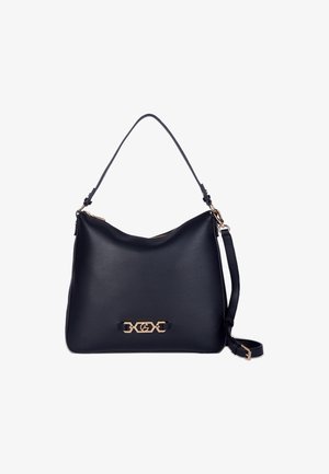 Sac à épaule en cuir noir avec quincaillerie dorée, fermeture zippée sur le dessus, anse unique et une sangle ajustable et détachable sur fond blanc.