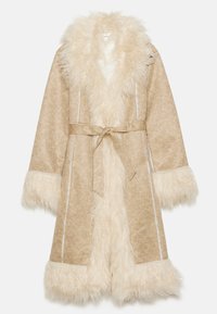 Vestito beige con bordo e colletto in pelliccia sintetica, cintura a cravatta e maniche lunghe. Texture liscia con dettagli shaggy ai polsini e al colletto.
