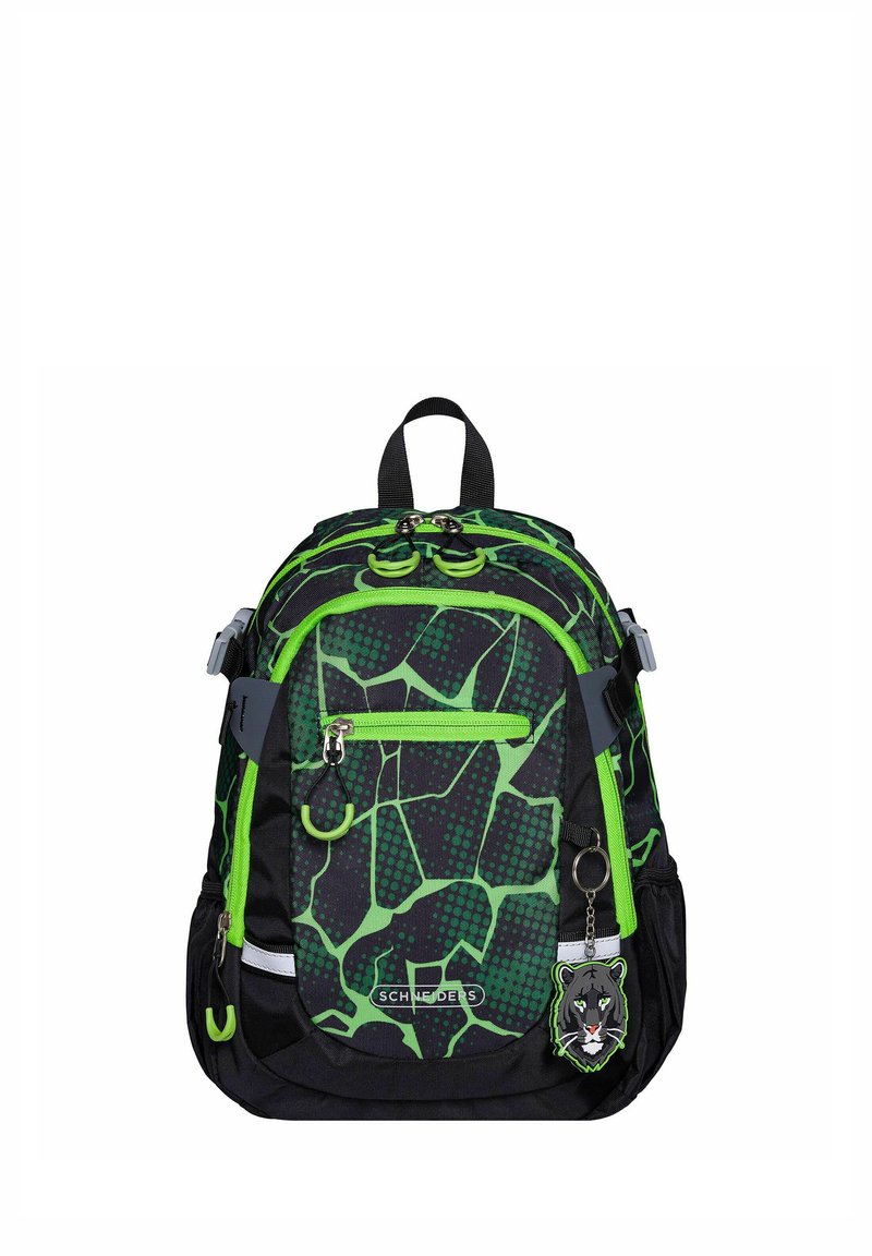 Zwarte rugzak met groen geometrisch patroon, voorzien van een voorvak met ritssluiting, dubbele ritssluitingen en een sleutelhanger in de vorm van een leeuwenkop. Duurzame stof.