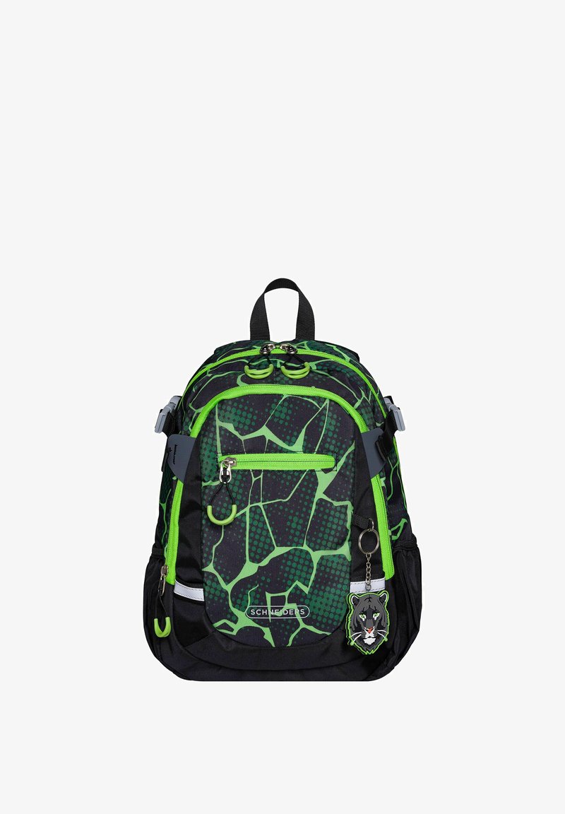 Zwarte rugzak met groen geometrisch patroon, voorzien van een voorvak met ritssluiting, dubbele ritssluitingen en een sleutelhanger in de vorm van een leeuwenkop. Duurzame stof.