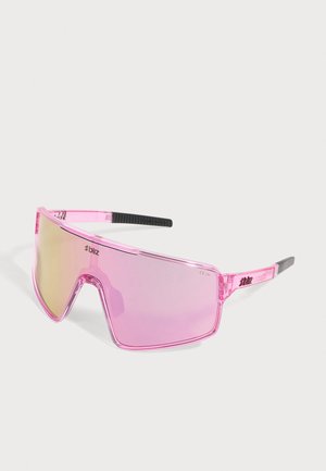 Pink umrahmte Sportsonnenbrille mit verspiegelten Gläsern und schwarzen gummierten Bügelenden auf weißem Hintergrund.