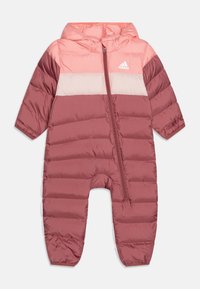 Peuter gewatteerde jumpsuit met capuchon in drie tinten roze, diagonale rits aan de voorkant en Adidas-logo op de borst.