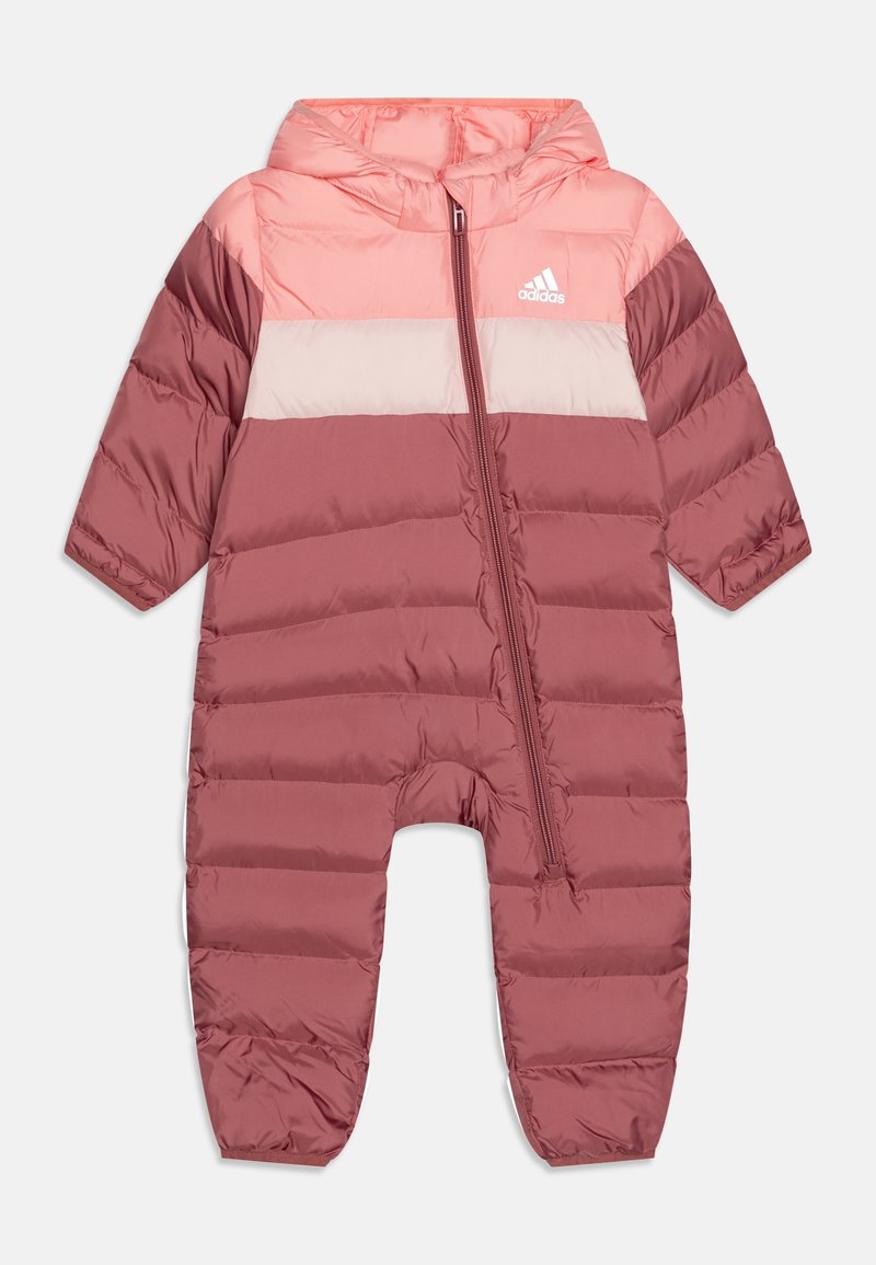 Peuter gewatteerde jumpsuit met capuchon in drie tinten roze, diagonale rits aan de voorkant en Adidas-logo op de borst.