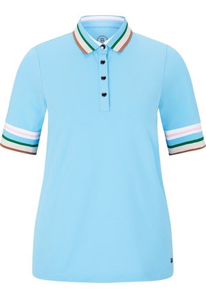 Jasnoniebieska koszulka polo z krótkim rękawem, z kołnierzykiem i mankietami w paski w wielu kolorach, z przodem zapinanym na cztery guziki.