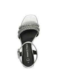 Sandal con tacco alto in argento con dettagli in strass intrecciati, punta quadrata e cinturino alla caviglia regolabile. Soletta nera con logo del marchio stampato.