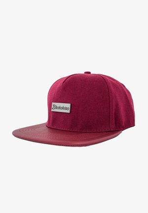 Burgundská snapback čiapka s textúrovanou tkaninou koruny a plochým šiltom so jemne vzorovaným spodkom a kovovým logom.